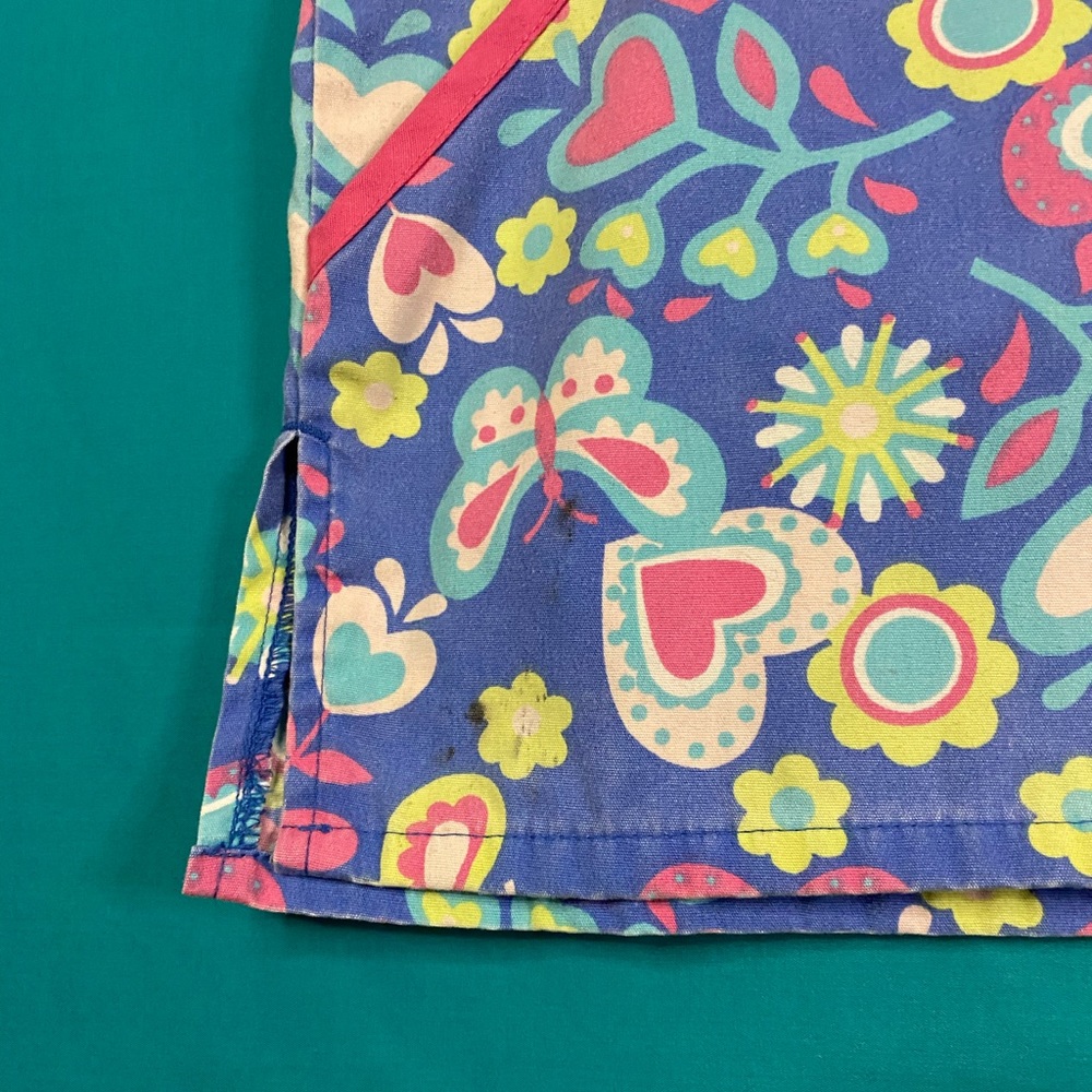 🌸🦋Spring Time Scrub Top🦋🌸 - Picture 5 of 5